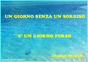aforisma di charlie chaplin su sfondo azzurro mare