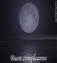 biglietto di auguri di buon compleanno con luna sul mare