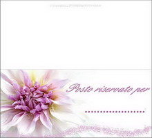 segnaposto con fiore e petali viola per tavola degli invitati