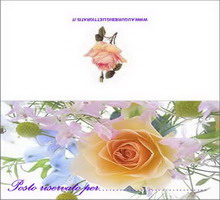 segnaposto con rosa gialla e fiori celesti per rinfresco di matrimonio